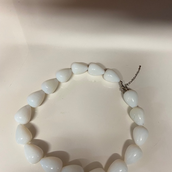 Beautiful White neclace - Picture 3 of 3
